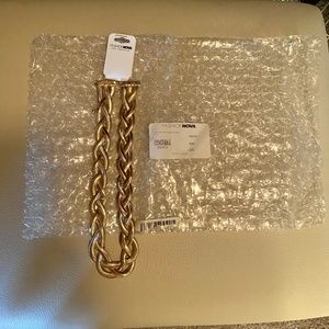 Fashion Nova chunky gold tone necklace.